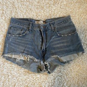 🌺Levi’s Distressed Denim Shorts🌺
